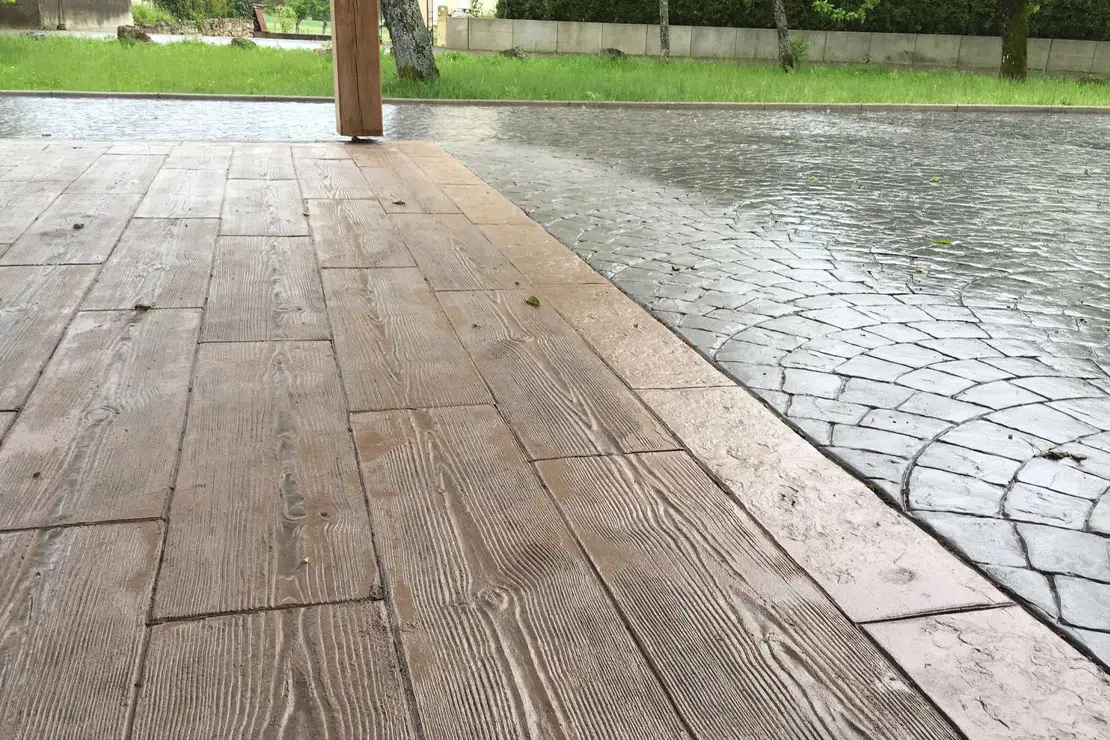 Imitación de madera en hormigón impreso en el área trasera de una vivienda.